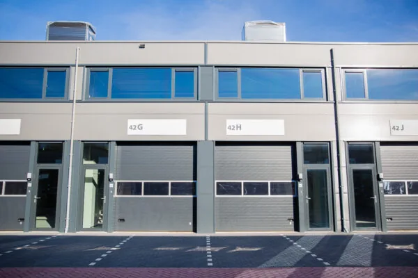 Vooraanzicht van moderne bedrijfsunits aan de Laan van S-Gravenmade met unitnummers 42G, 42H en 42J.